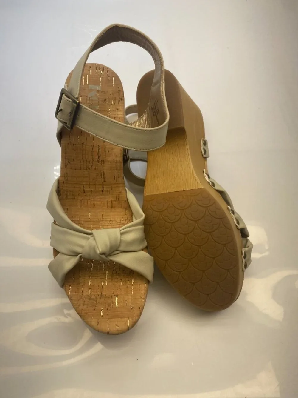 Korks Women's Strap Faux Leather Ivory Wedge Sandal Sz  11